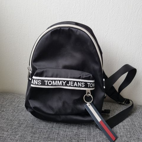 TOMMY JEANS