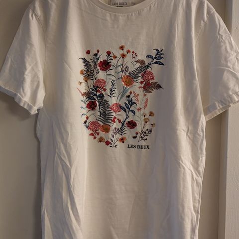Les Deux T-skjorte med broderte blomster