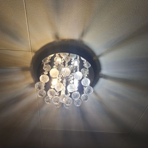 Taklampe med kuleformet diamanter