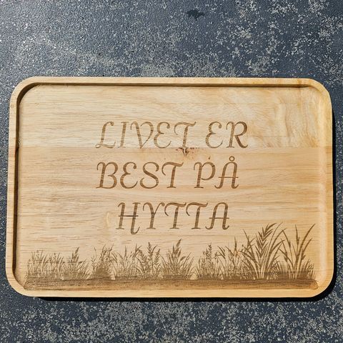 "Livet er best på hytta" serveringsbrett