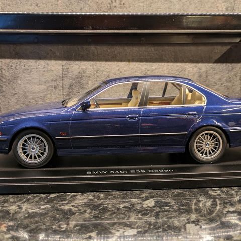 BMW 540i - E39 - 1996 -  blå metallic  - KK-Scale - Limited Edition - 1:18