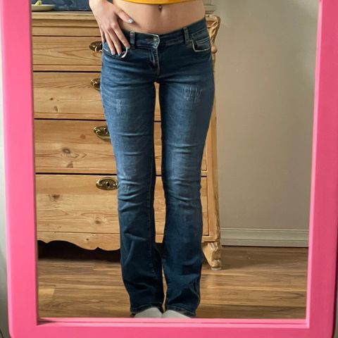 Low-waist jeans