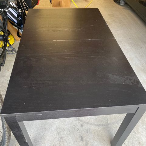 Mørk brunt spisebord