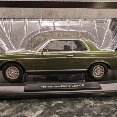 Mercedes-Benz 280 CE C123 - 1980 modell - grønn metallic - Norev - 1:18