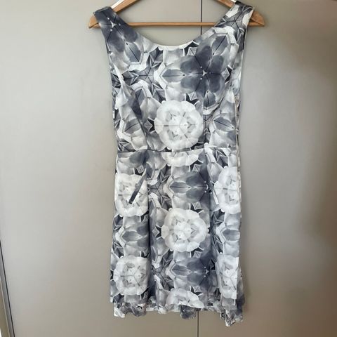 Nydelig kort kjole fra Acne