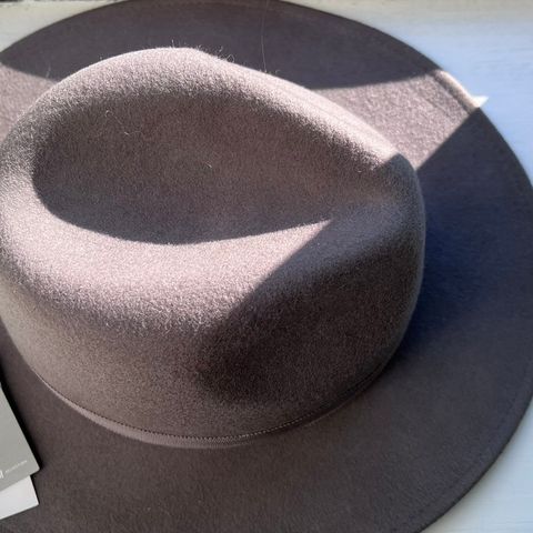 Grå hatt i filt/ull fra H&M - som ny