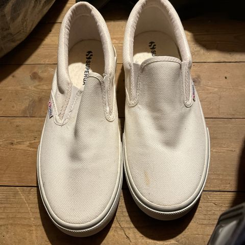 Superga slip on hvit str 43