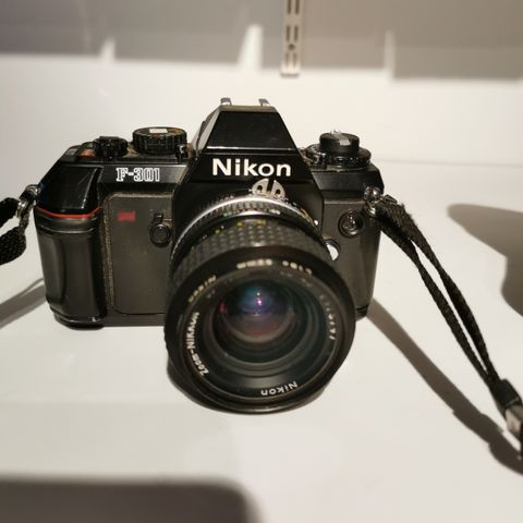 Nikon F-301 m 3 objektiver AF