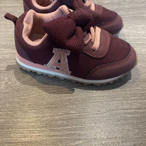 Supersøte sneakers str 21! Ny men uten lapp. kr 80