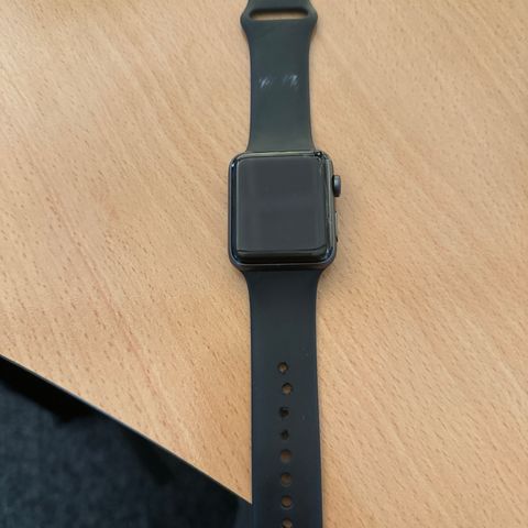 Apple Watch series 3, knust hjørnekant men fungerende.