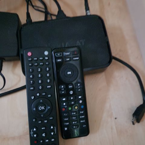 TV med veggfeste Viasat box og fjernkontroller