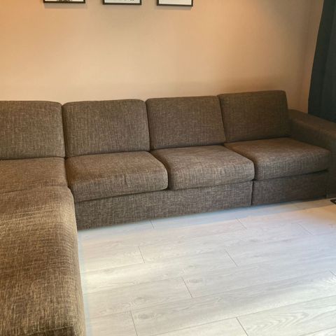 Fin og billig  sofa med chaiselong- kan levere