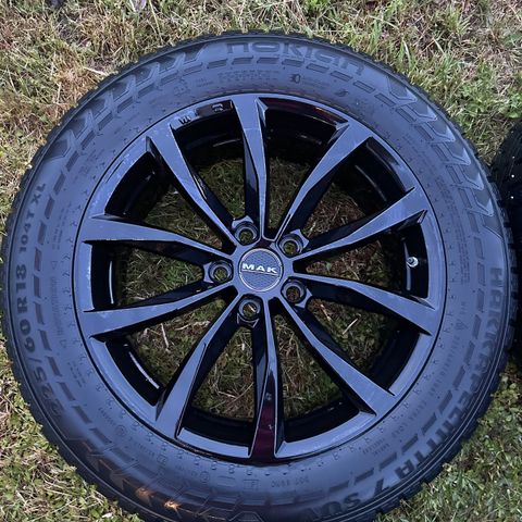 MAK Wolf Gloss Black, Nokian Hakkapeliitta 7 SUV: 225/60 R18, 5 x 114,3 mm