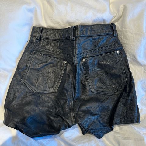 Vintage skinnshorts i tykt, ekte skinn