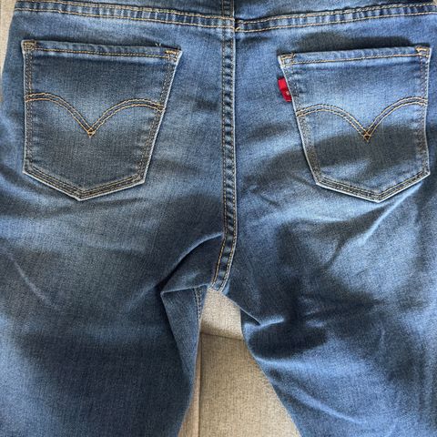 LEVIS model 721 High Rise Skinny selges!