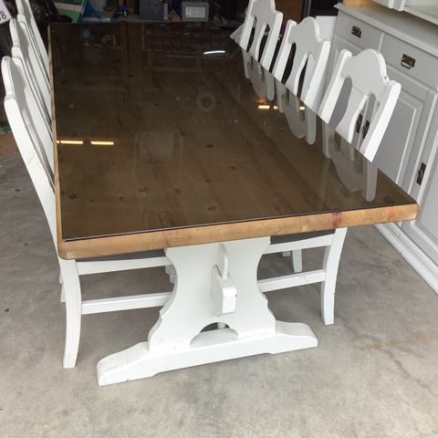 Spisebord/kjøkkenbord i heltre med 6 stoler.