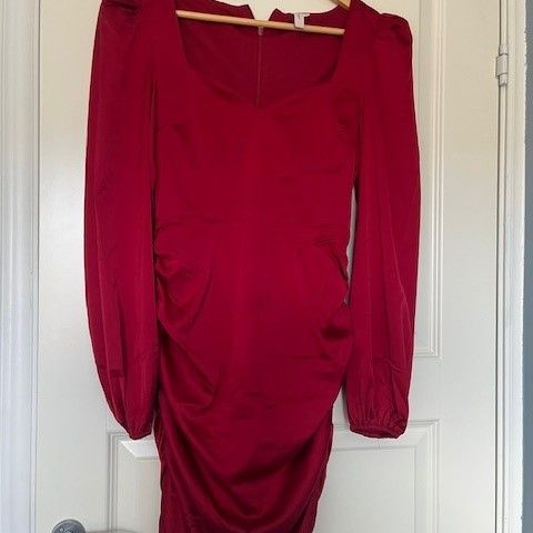 Ny pris - Lekker rød kjole til salgs