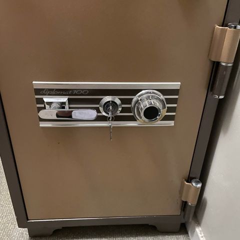 Diplomat 100 Safe