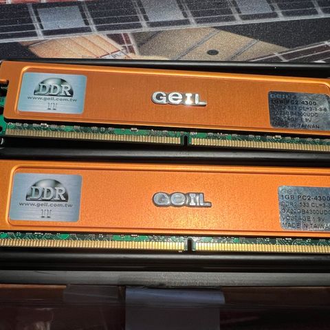 2x1GB Geil PC2-4300 DDR2 ram brikker selges