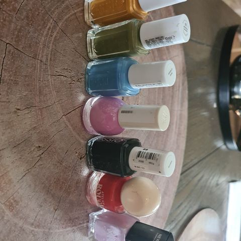 Neglelakk 11 stk 4 ESSIE 1 London Grace, 1 KICKS 1 HM og 1 SALON