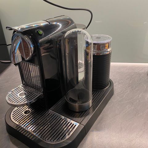 Nespresso kaffemaskin m/steamer og kapselholder