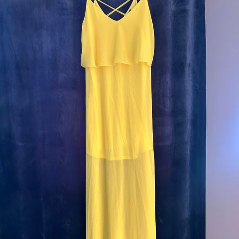Lekker lang gul kjole