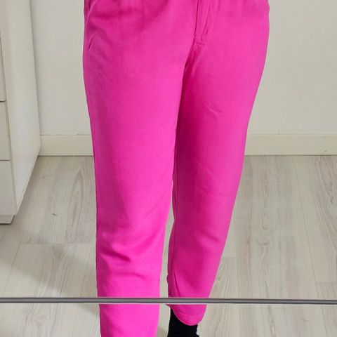 Tynn, rosa bukse perfekt til sommer