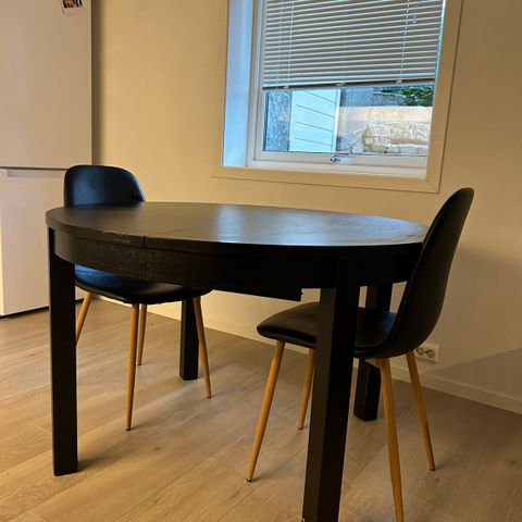 Ikea bord og spisestoler