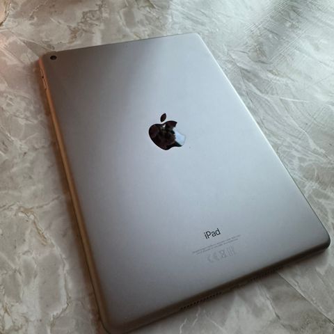 iPad 6-gen 32GB med deksel
