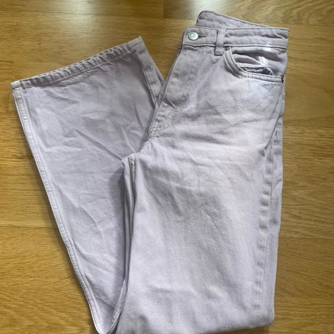 Syrinfarget jeans / bukse, vid modell fra Monki - str 26’’