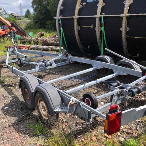 Tysse båthenger totalvekt 2000 kg.