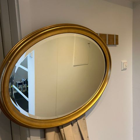 Speil med gullramme