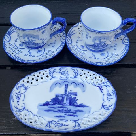 Delftware - to kopper og et tefat