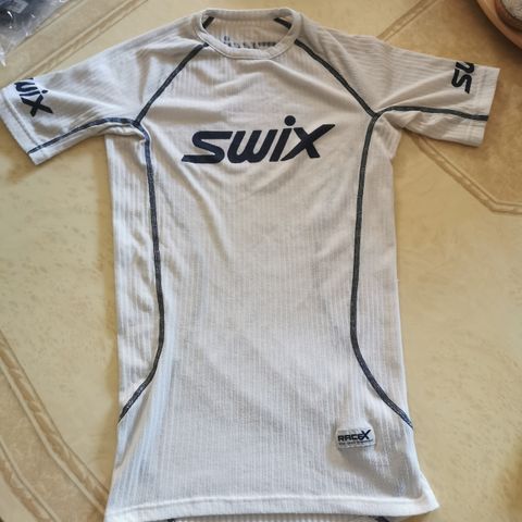 Selger SWIX t-skjorte med RaceX Base Layer-teknologi – 100 NOK