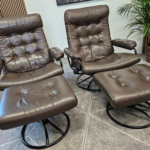 2 stk. Ekornes Original Stressless 1974 lenestoler med krakk