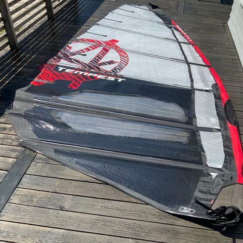 Avanti Tempest 7.0 kvm og 7.7 kvm (inkl mast) selges. 3-cam windsurf-seil.