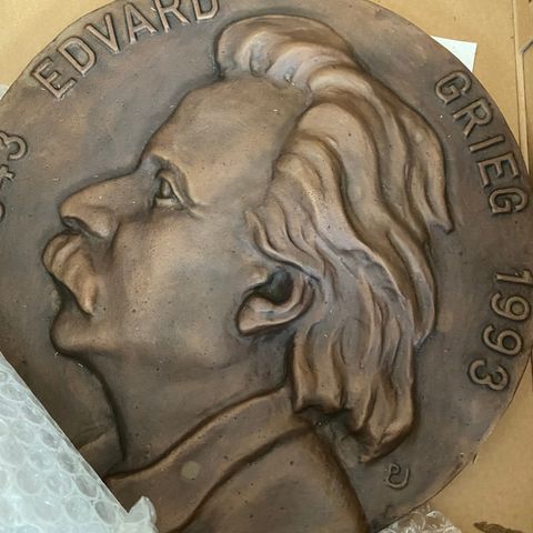 Edvard Grieg platte i bronse.