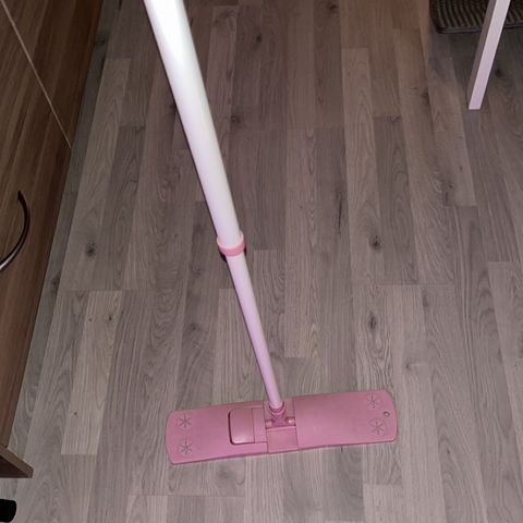 Rosa mopp for å vaske gulv/tak osv