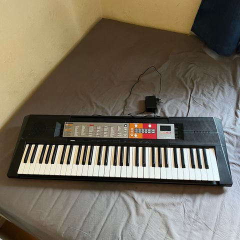 YAMAHA PSR F50 portable keyboard