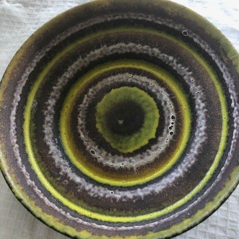 vakkert keramikk fat med lava struktur