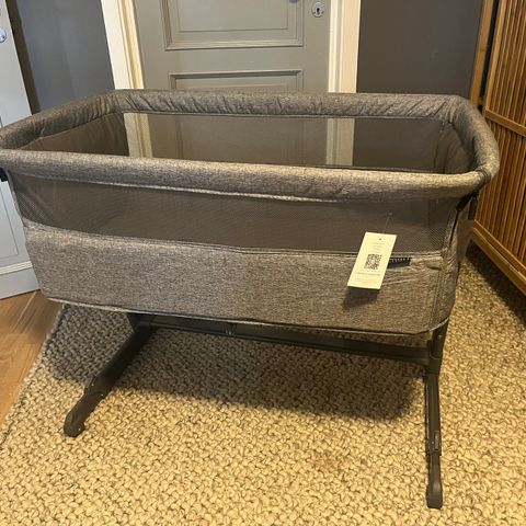 Bedside crib - som ny - (Tova Yngri, Grey) med laken x 2