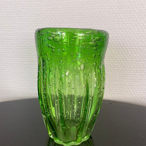 Glassvase med bobler nydelig grønn farge.