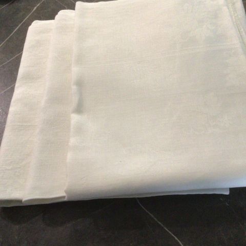 5 store og gamle putetrekk med mellomverk og 3 håndklær i damask med servietter