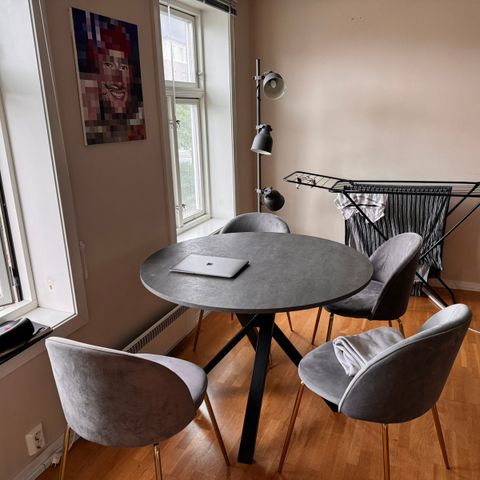 Veldig pent spisebord kjøpt på IKEA i 2023