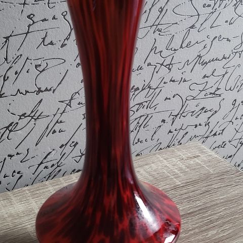 Stilig rød og svart kunstglass vase