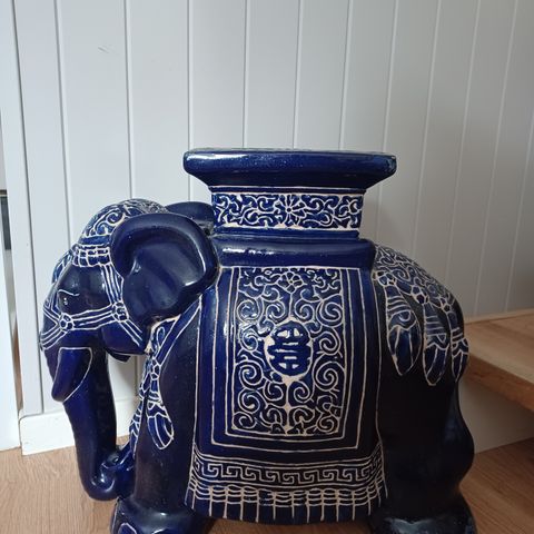 Vintage stor  Elefant/pidestal i keramikk.