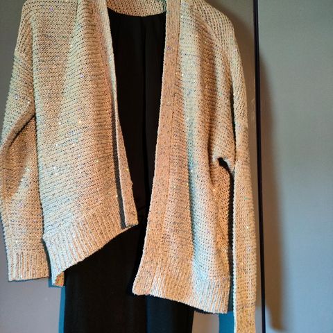 Kjole og cardigan.