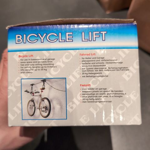 Sykkel oppheng til tak. Sykkelheis. Bicycle lift