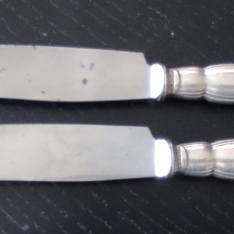 2 stk. store sølv kniver av dessverre for meg ukjent produsent