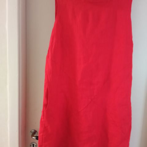 Rød kjole i lin str 38/40 ( stor i størrelsen )